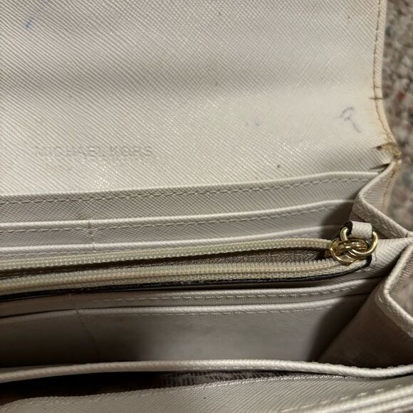 Michael Kors Vanilla/Beige Signature Canvas Fulton Flap Continental Wallet - Picture 6 of 14